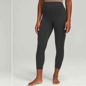 Lululemon Align High Rise Crop 23"
Graphite Grey Size 6 Perfect Condition